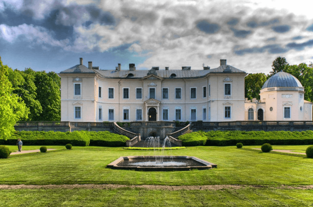 Path through the Tiškevičius Botanical Park